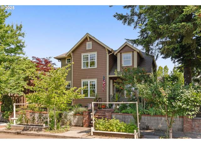 Property at 208 W 35th St, Vancouver, WA 98660, 3 beds, 2.5 baths