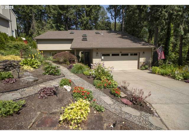Property at 5032 SW 39th Dr, Portland, OR 97221, 2 beds, 2.5 baths