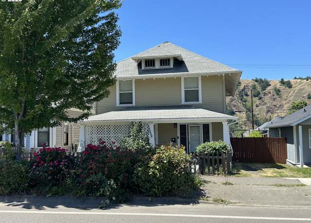 Property at 1258 SE Pine St, Roseburg, OR 97470, 4 beds, 2.5 baths