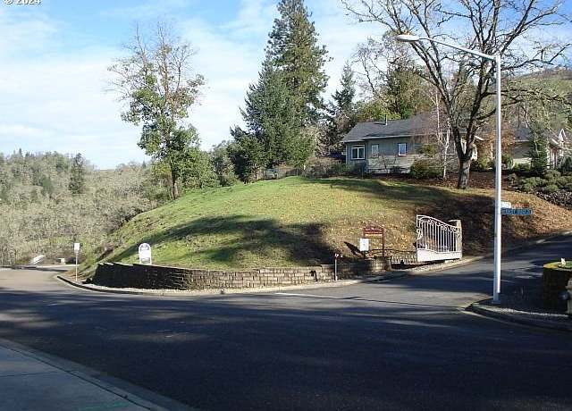 Property at 1710 NE Reagan Dr, Roseburg, OR 97470