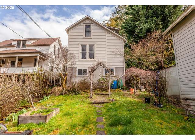 Property at 228 Monroe St, Oregon City, OR 97045, 3 beds, 1.5 baths