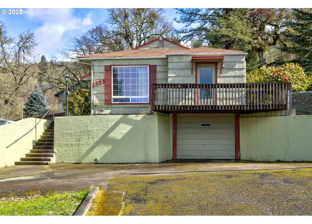 Property at 1621 NE Winter St, Roseburg, OR 97470, 3 beds, 1.5 baths