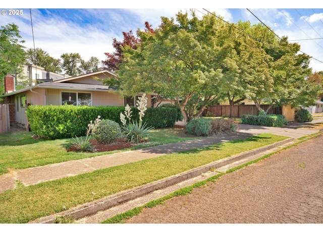 Property at 1435 E Briarcliff Ln, Eugene, OR 97404, 4 beds, 2 baths