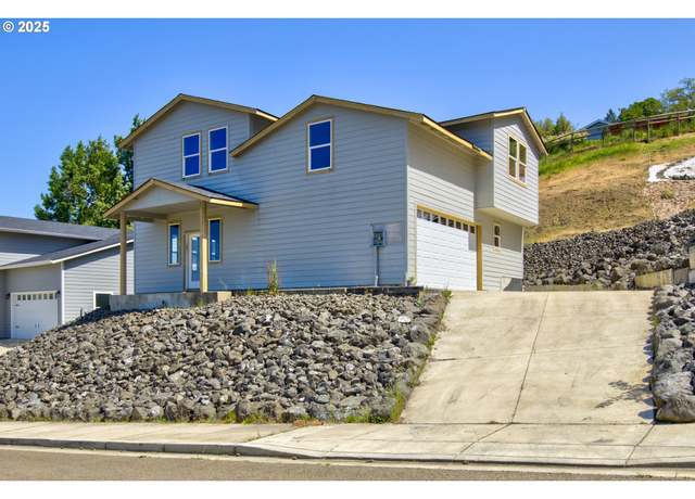 Property at 1030 Forest Heights St, Sutherlin, OR 97479, 4 beds, 2.5 baths