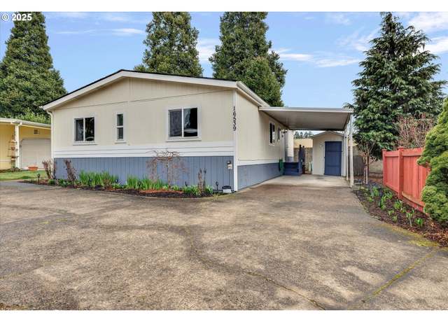 Property at 16539 SE Hearthwood Dr, Clackamas, OR 97015, 3 beds, 2 baths