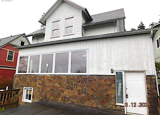 Property at 682 39th St, Astoria, OR 97103, 5 beds, 2.5 baths