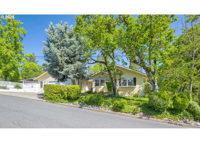 Property at 700 NW Bellevue Pl, Grants Pass, OR 97526, 3 beds, 2 baths