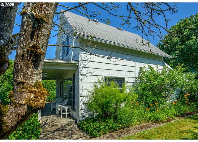 Property at 216 NE 10th St, Mcminnville, OR 97128, 6 beds, 3 baths