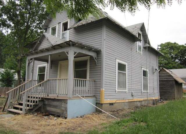 Property at 1725 SE Mill St, Roseburg, OR 97470, 5 beds, 2 baths