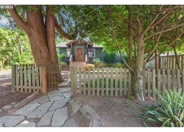 Property at 7404 SW 53rd Ave, Portland, OR 97219, 3 beds, 1 bath