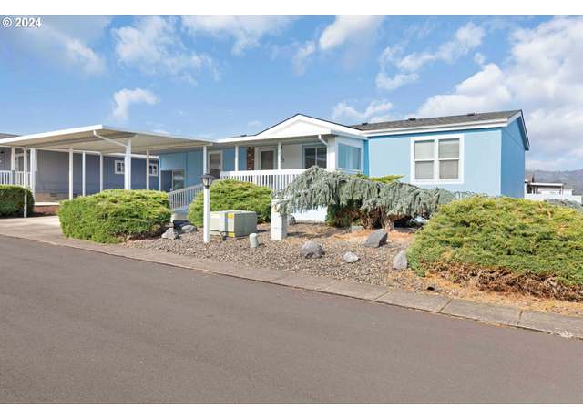 Property at 303 W Riverridge Ave, Roseburg, OR 97471, 3 beds, 2 baths