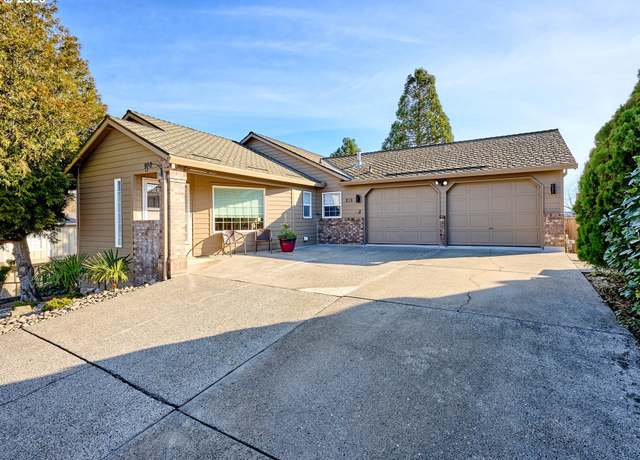 Property at 920 Hermanson St, Woodburn, OR 97071, 3 beds, 2.5 baths