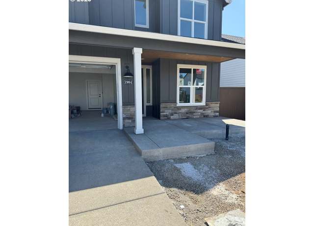 Property at 1900 S Holly St, Canby, OR 97013, 4 beds, 2.5 baths