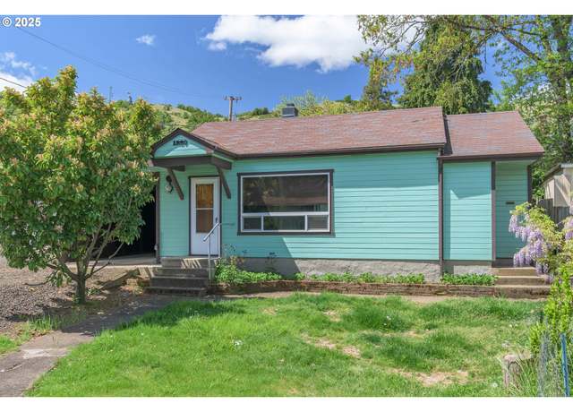Property at 1220 SE Fullerton St, Roseburg, OR 97470, 1 bed, 1 bath