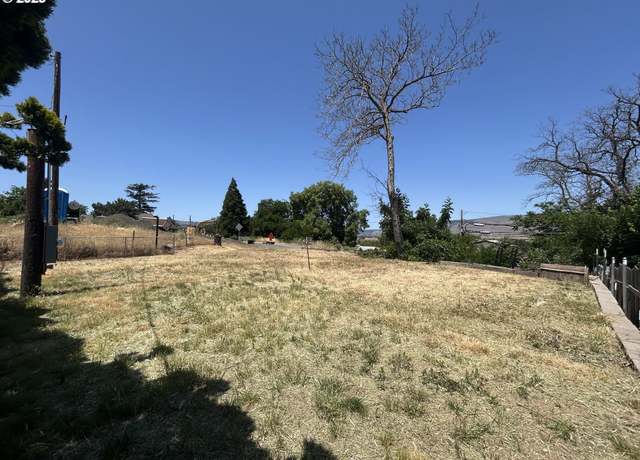 Property at 1916 E 9th St, The Dalles, OR 97058