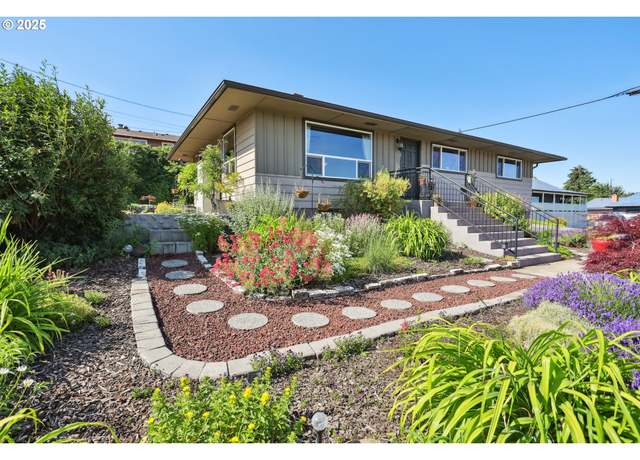 Property at 1900 E 10th St, The Dalles, OR 97058, 3 beds, 2.5 baths