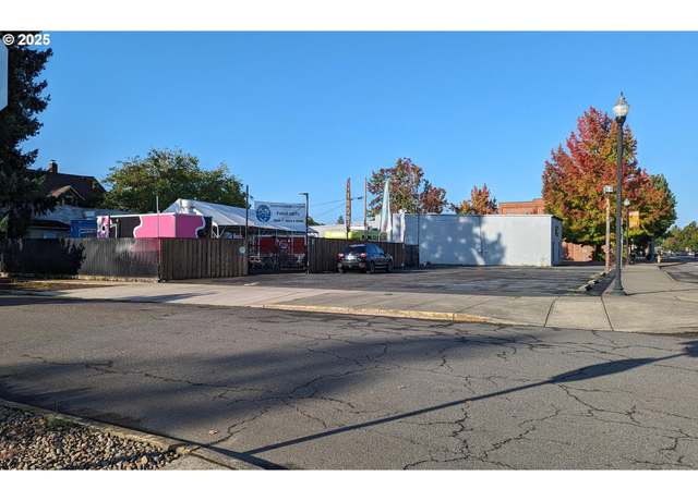 Property at 914 E 1st St, Newberg, OR 97132