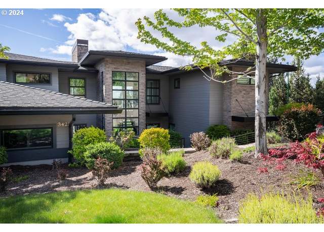 Property at 3425 NW Fairway Heights Dr, Bend, OR 97703, 5 beds, 4 baths