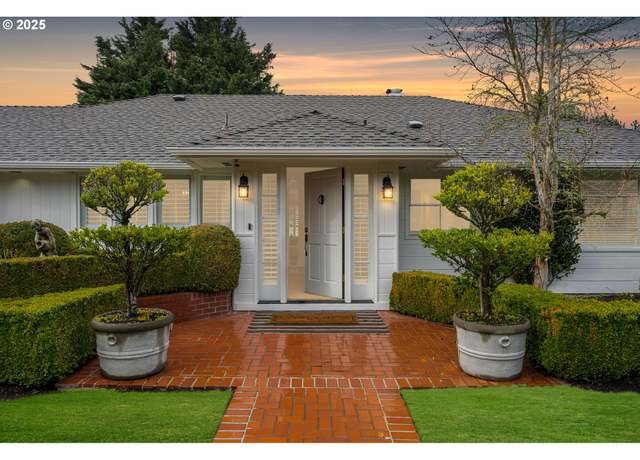 Property at 8325 SW Crestwood Ln, Portland, OR 97225, 4 beds, 3.5 baths