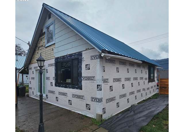 Property at 204 N Walnut St, Bingen, WA 98605, 3 beds, 1 bath