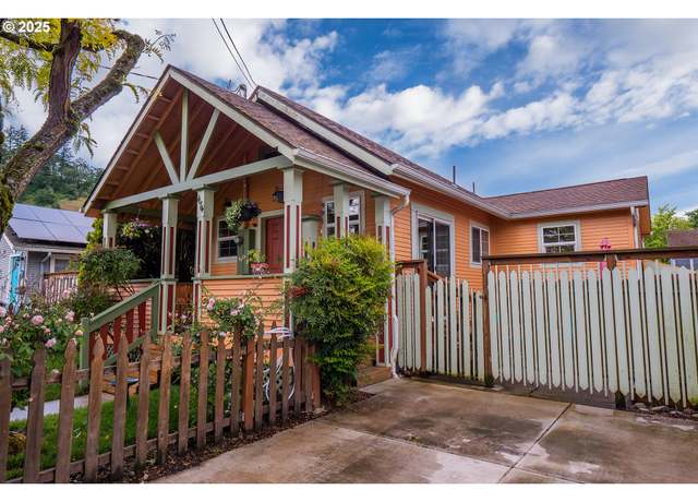 Property at 474 Clark St, Eugene, OR 97401, 3 beds, 1 bath