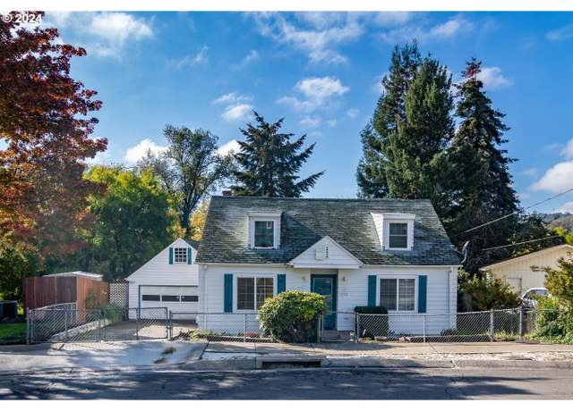Property at 1772 SE Hamilton St, Roseburg, OR 97470, 3 beds, 3 baths