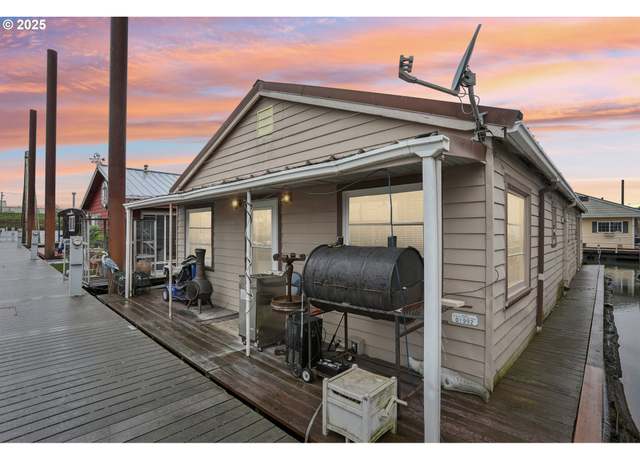 Property at 1833 N Jantzen Ave, Portland, OR 97217, 1 bed, 1 bath