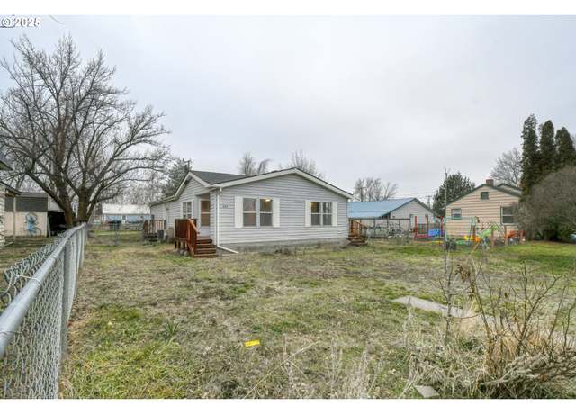 Property at 424 E High St, Athena, OR 97813, 3 beds, 2 baths