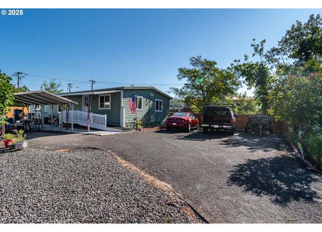 Property at 515 NW Plateau Dr, Roseburg, OR 97471, 3 beds, 2 baths