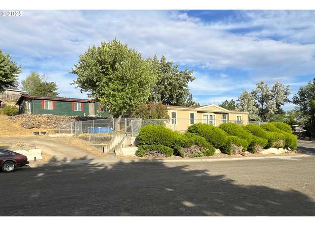 Property at 1104 SW Marshall Pl, Pendleton, OR 97801, 3 beds, 2 baths