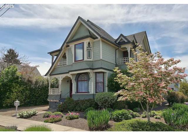 Property at 206 NE 10th St, Mcminnville, OR 97128, 4 beds, 3.5 baths