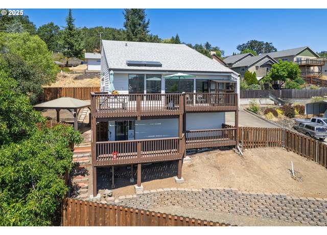 Property at 916 NE Malheur Ave, Roseburg, OR 97470, 3 beds, 2 baths