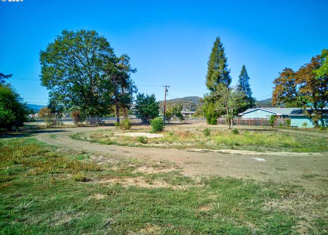 Property at 1229 NW Munson Ct, Roseburg, OR 97470