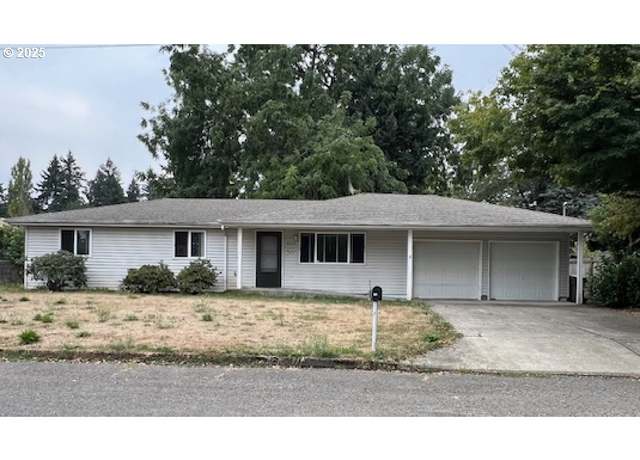 Property at 2620 SE Poplar Pl, Milwaukie, OR 97267, 3 beds, 2 baths