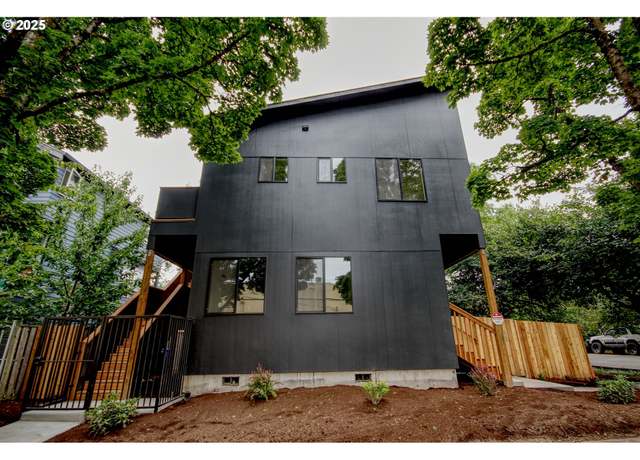 Property at 1404 SE Franklin St, Portland, OR 97202, 2 beds, 3 baths