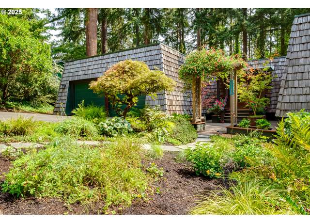 Property at 1807 Fircrest Dr, Eugene, OR 97403, 4 beds, 2.5 baths
