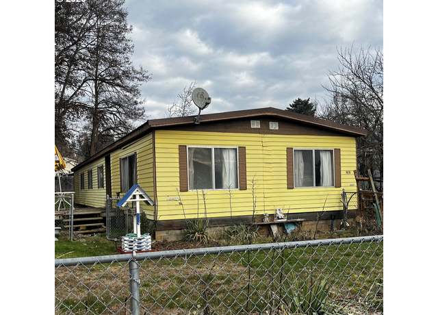 Property at 260 NE Green St, White Salmon, WA 98672, 4 beds, 2 baths