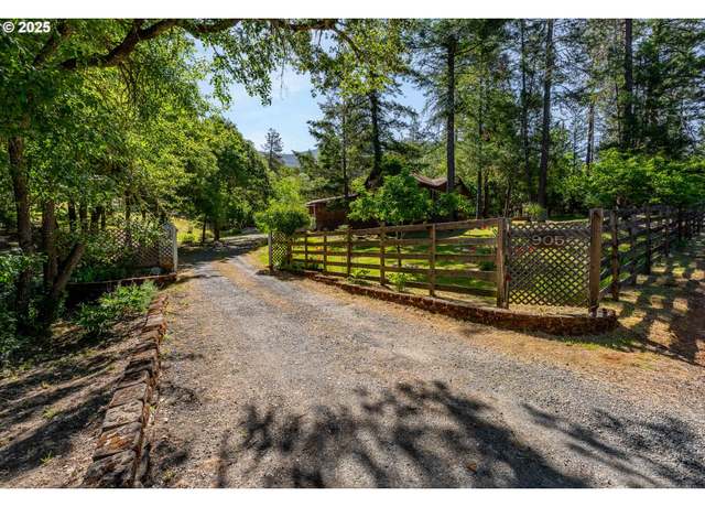 Property at 905 Summit Loop, Grants Pass, OR 97527, 3 beds, 3 baths