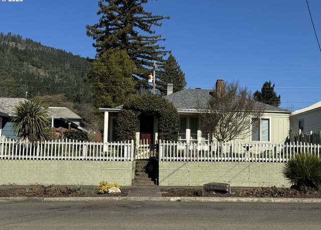 Property at 225 NE Broadway St, Myrtle Creek, OR 97457, 3 beds, 1 bath
