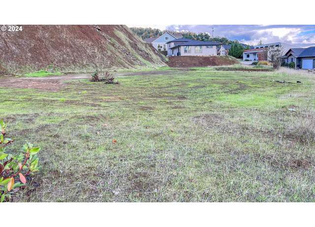 Property at 1972 NW Warewood Terrace Ct, Roseburg, OR 97471
