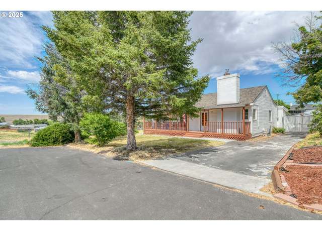 Property at 3107 SW Ladow Ave, Pendleton, OR 97801, 3 beds, 2 baths