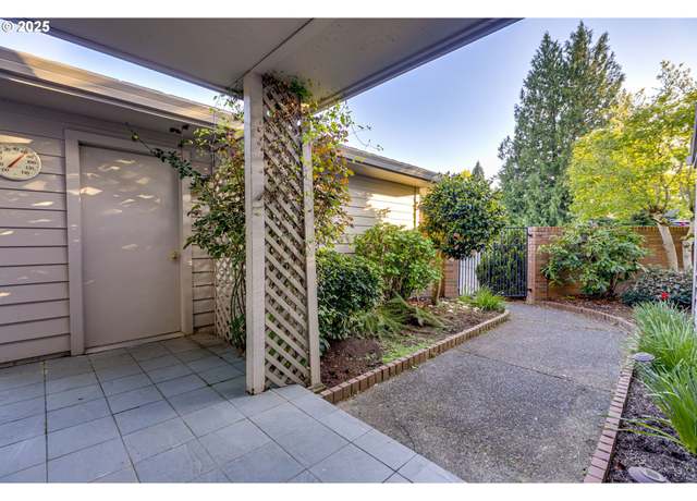 Property at 7430 SW Greens View Ct, Wilsonville, OR 97070, 3 beds, 2 baths