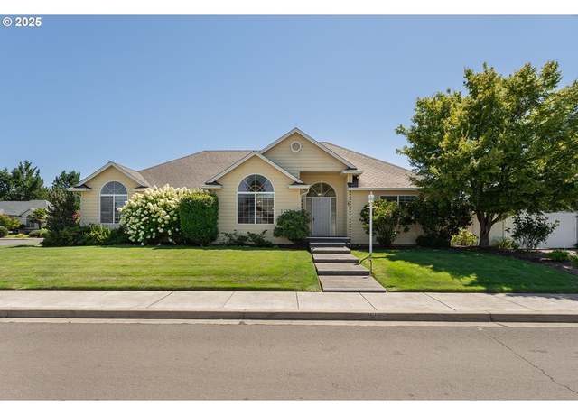 Property at 1123 NW Riverfront Dr, Roseburg, OR 97471, 3 beds, 2 baths