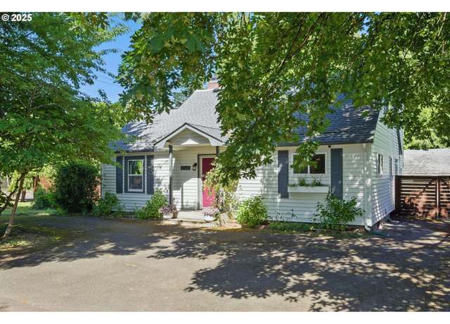 Property at 10410 SE 55th Ave, Milwaukie, OR 97222, 3 beds, 2 baths