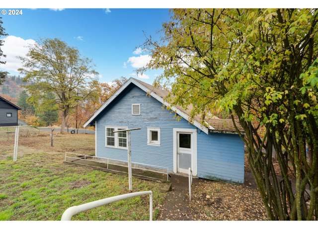Property at 121 Garrett Ave, Klickitat, WA 98628, 2 beds, 1 bath