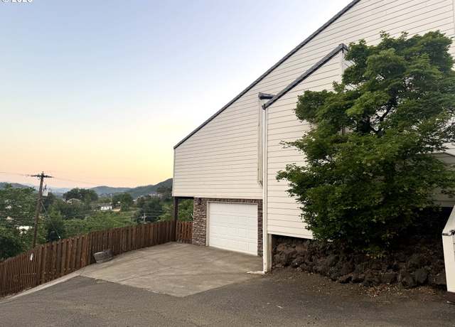 Property at 916 NE Malheur Ave, Roseburg, OR 97470, 4 beds, 2 baths