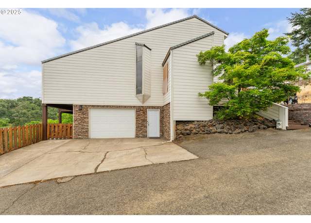 Property at 916 NE Malheur Ave, Roseburg, OR 97470, 4 beds, 2 baths