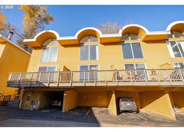 Property at 847 SW Broadway Dr #32, Portland, OR 97201, 2 beds, 1.5 baths
