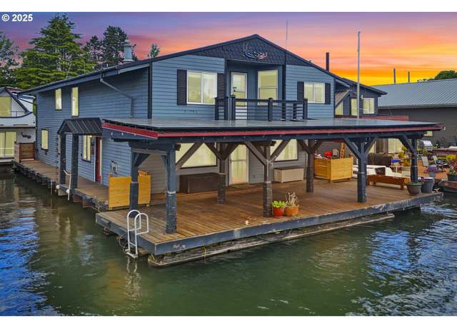 Property at 2039 N Jantzen Ave, Portland, OR 97217, 4 beds, 3.5 baths