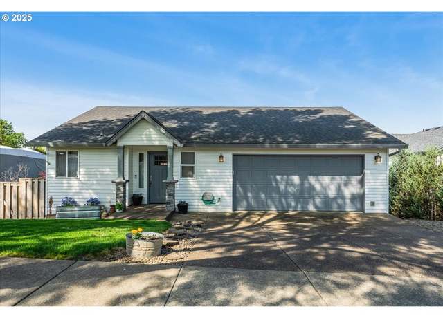 Property at 3221 N Juniper Dr, Newberg, OR 97132, 4 beds, 2.5 baths
